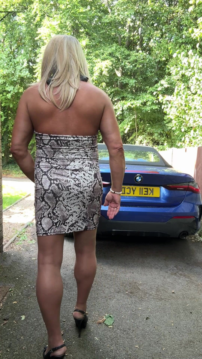 Kellycd2022: Seksowny Crossdresser Kellycd2022 w białej sukience animal print rajstopy i...