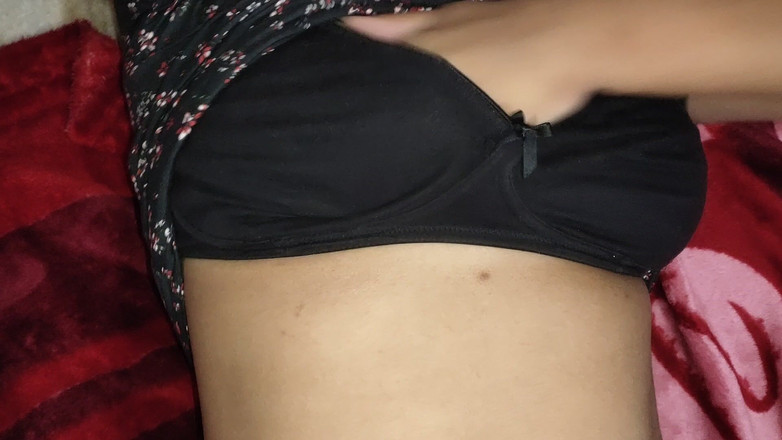 Desi Angel: Selbstgedrehtes sexvideo mit heißem fingern und masturbierender indischer tante, süße...