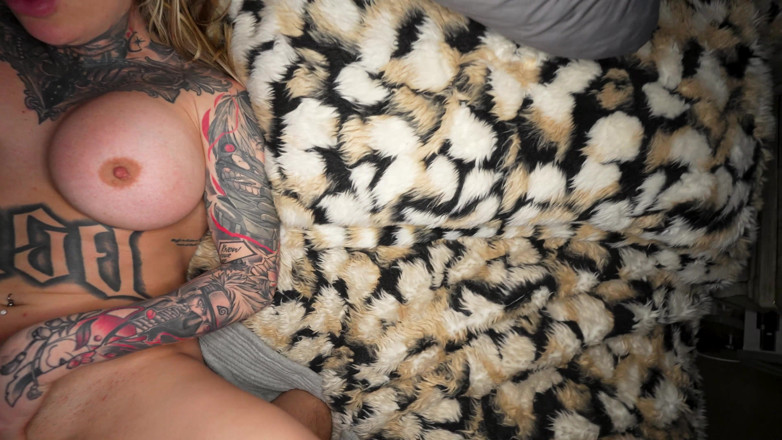Leo Valentino: Hete geïnkte rondborstige blondine domineert gluurder Leo