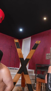 İki seksi orta yaşlı seksi kadın iki kölenin oynamasını izliyor