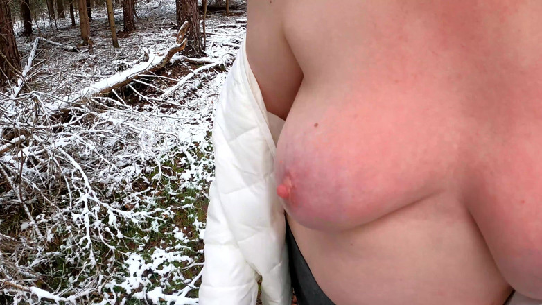 Bouncy Tits Action: 氷の森で胸を熱くし、叩く