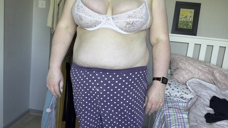 barefootongrass: Dövmeli gerçek amatör tombul kız senin için sutyen ve elbise...