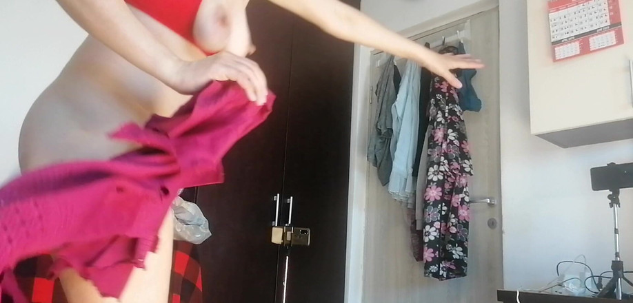 Amateur_MS: 性感的拉丁女郎在试穿衣服和剪衣服时玩得很开心