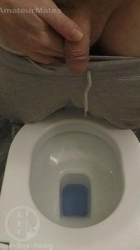 Un Amateur Surpris En Train De Pisser Chez Son Pote