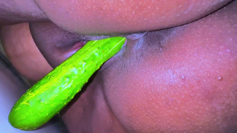 Aria Mia: Une Égyptienne célibataire sexy chevauche un gros concombre quand ses parents...