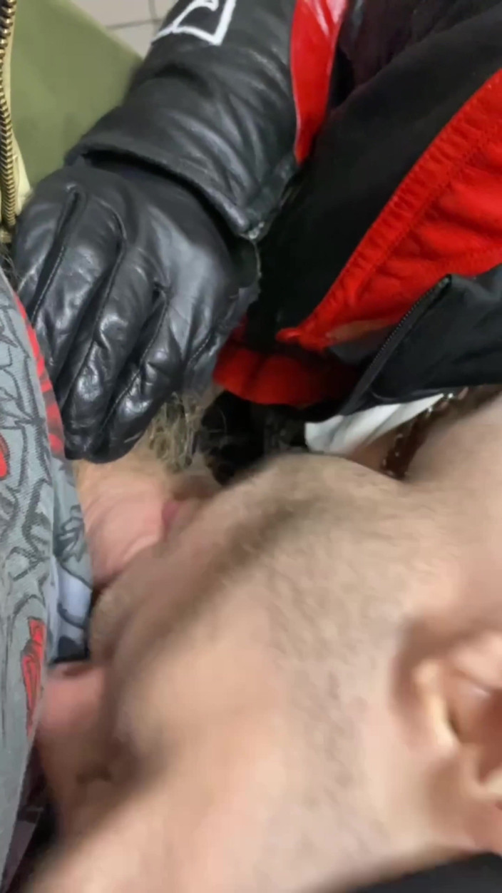 KinkySirius: 金基西里乌斯穿着查夫·斯卡利服装，在车站厕所里被一只穿着皮夹克的熊