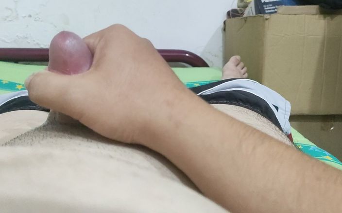 Shyboymasturbate: Chico joven teniendo una buena noche de masturbación con su...
