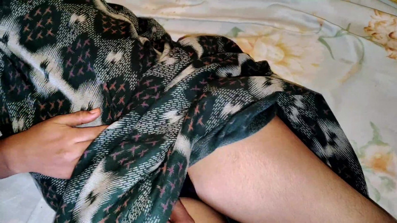 Lovelygirl456: Mira a la esposa con su dedo en el coño