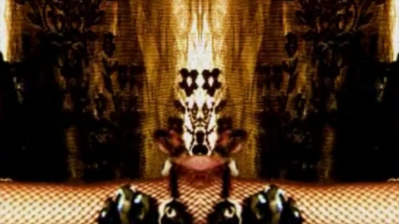 The Goddess Simone: Okouzlující péro-nosis