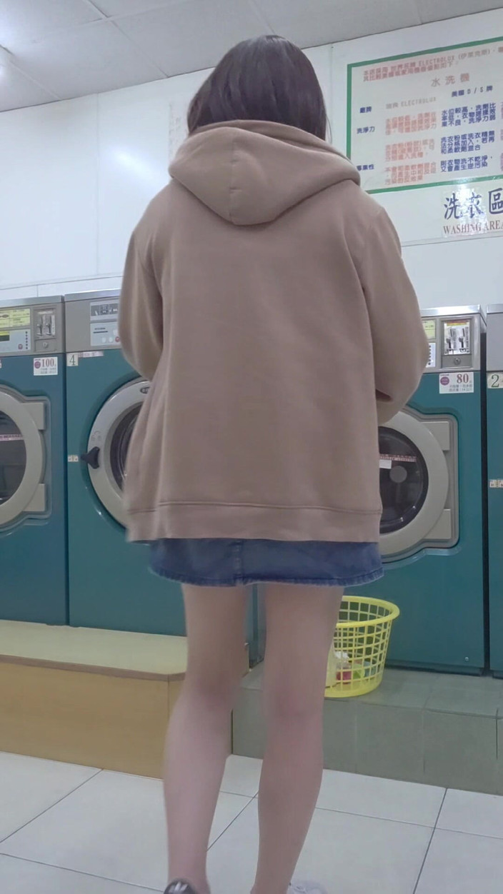Taiwancdgirl: A pseudo-mãe Tingxuan foi fotografada na lavanderia por trás, sem...