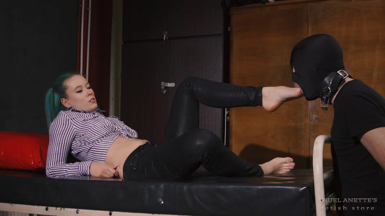Cruel Anettes fetish world: Diz çöken köle yalıyor
