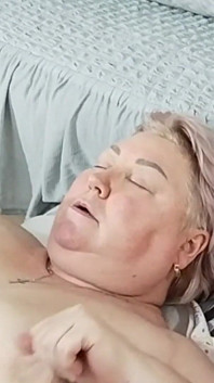Schwiegermutter leckt eier und ich wichfe meinen schwanz ab und komme in ihren mund und ihr gesicht