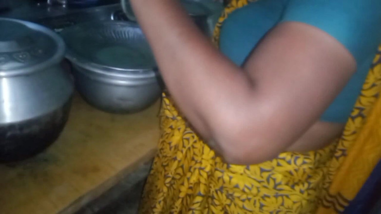 Priyanka314: Desi mąż, który ściska piersi swojej żony, podczas gdy ona gotuje