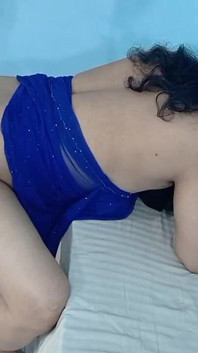 まず、後背位でホットなアラブ人妻のXXXアナルファックの前に、手マンでケツ穴を準備してください