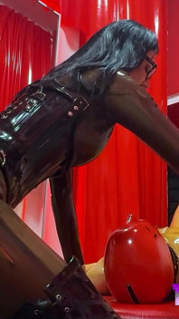 Facesitting-stunde: er ist komplett süchtig nach dem latexarsch seiner gummigöttin