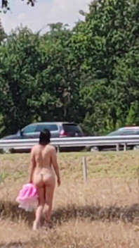 Eine Sklavenschlampe Zeigt Ihren Rosa Arsch Auf Der Autobahn