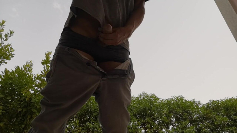 Rafael Torreano: Ngocok kontol buru-buru di luar ruangan sambil merokok