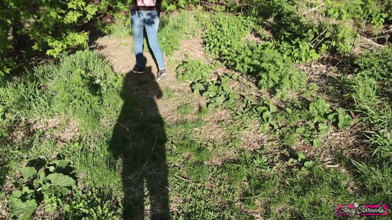 Stacy Starando: Jovencita le hace una mamada a su amiga en un...