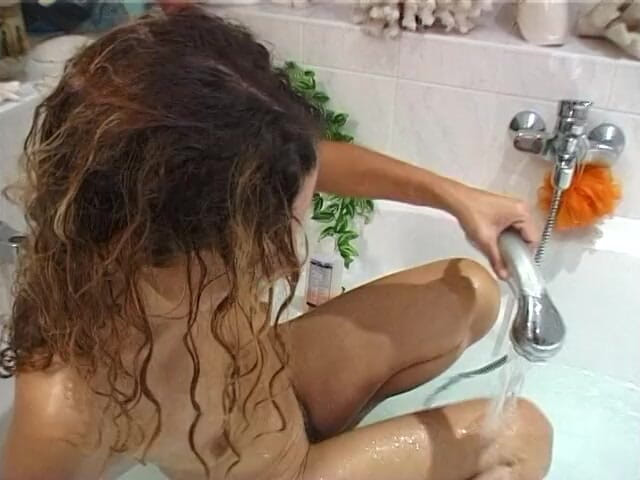 German Classic Porn videos: Üvey anne banyo yaparken filme alınıyor