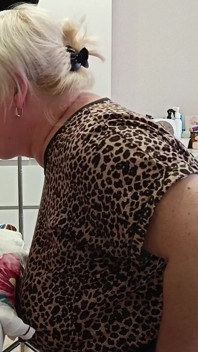 A vizinha brinca com meu pau com as mãos e a boca até eu gozar