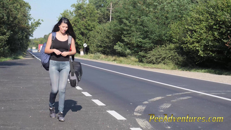 Pee Adventures: Esperando en la calle a su novio con la vejiga...