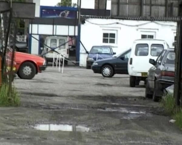 Deutsche Frauen: Morena alemana tetona es destruida en la tienda de coches