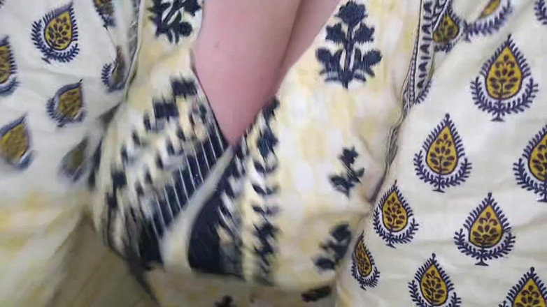 Aria Mia: 아들의 친구에게 애널 따먹히는 거유 인도 계모!