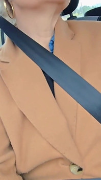 MILF Chaude Et Sexy En Voiture
