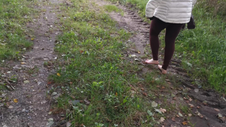 Bouncy Tits Action: Gifles nues dans la nature