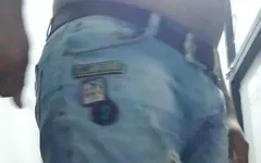 Mi polla debajo de los jeans está lista para follar