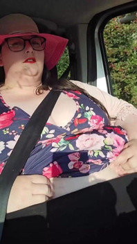 SSBBW in Car Belly Play