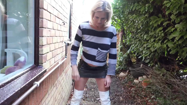 Dirty Doctors Clips: Kencing di The Gardener
