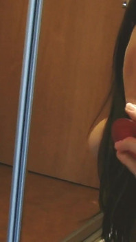 Adegan amatur seksi 2_slim si rambut coklat dengan tetek kecil berkongkek dengan dildonya di atas lantai