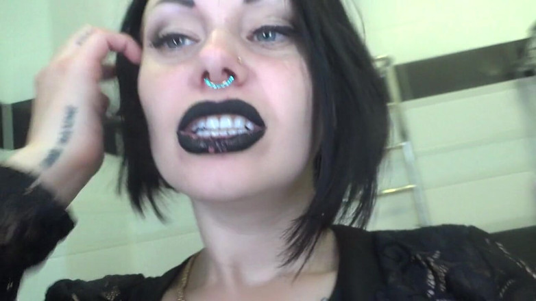 Goddess Misha Goldy: Ti vedo in bagno!