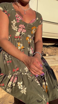 Geile schlampe im sommerkleid wichst und kommt im garten