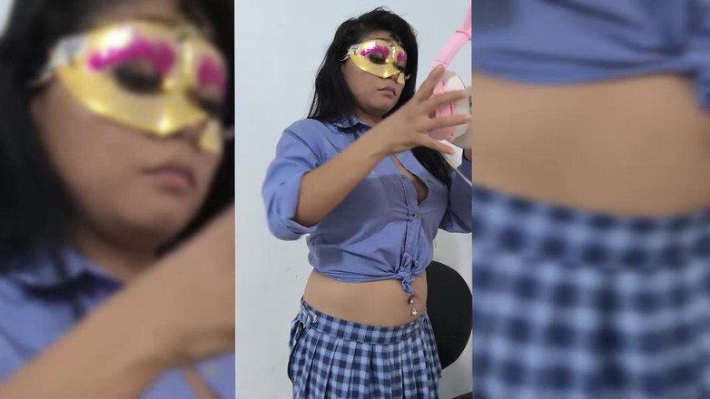 NEGRITA SEXY: 丰满的学生通过这部色情视频带领现场观看