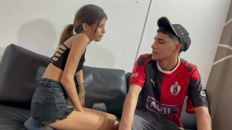 deybersex12: Sto facendo qualche foto, il mio fratellastro viene a riscaldarmi,...