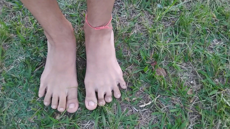 Ms Candy Bunny: Promenade dans la nature aux pieds nus