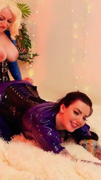 Latexové zákulisí porno video - v zákulisí - zdarma erotické lesbické gumové šukání