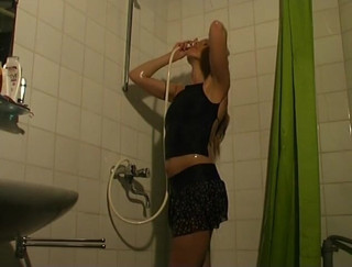 Flash Model Amateurs: Горячая брюнетка принимает хороший сексуальный душ