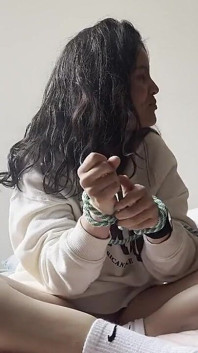 Duas meninas lésbicas fazem uma luta feminina com as mãos amarradas com cordas