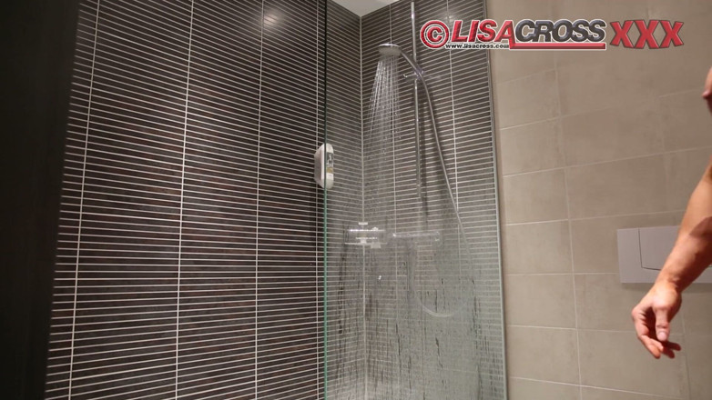 Lisa Cross: Female Bodybuilder Takes a Shower
