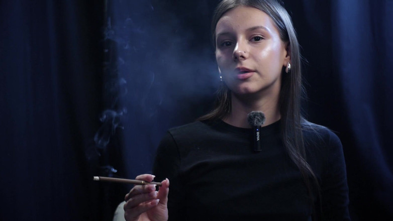 Russian Smokers: Jovencita fumando sola en una sesión de estudio tranquila con...