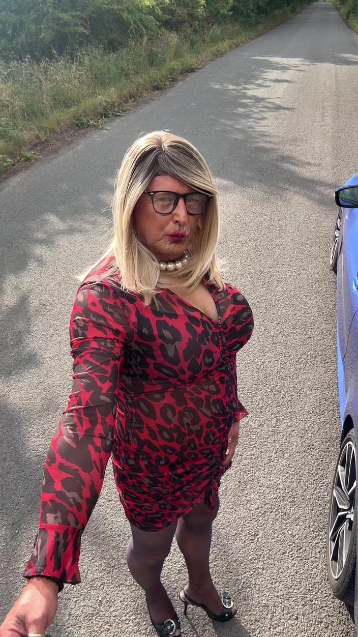 Kellycd2022: Sexy Crossdresser Kellycd2022 si užívá odpolední jízdu a malou přestávku