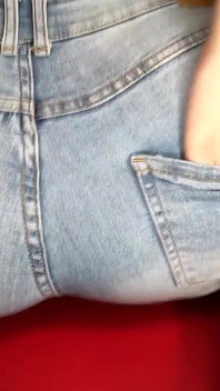 Ass Jeans Teasing, kencing di balik celana jins