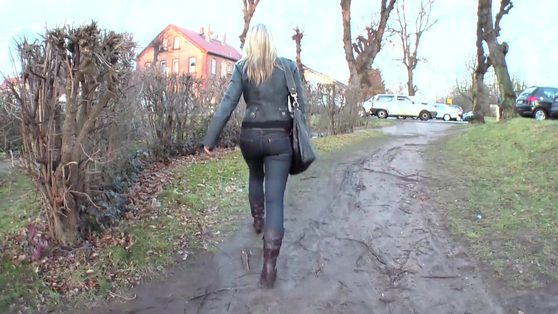 German Porn: Blonde Babe Palce Mokre Cipki Zbliżenie