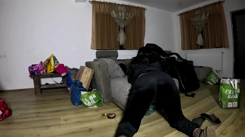 MilfyCalla: Velvet Tease v teplákové soupravě - kouření, velká prsa a černá tanga...