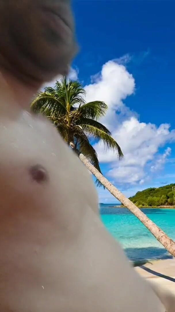 Cute & Nude Crossdresser: Nagi chłopiec na plaży pokazuje swoje pełne nagie ciało.
