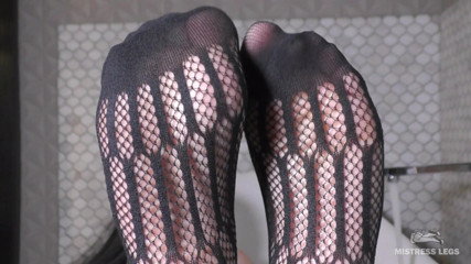 Mistress Legs: Mestra com pernas em meia arrastão preta no banho provocando...