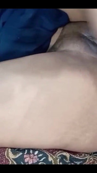 India hermanastra gimió de placer mientras sus tetas fueron presionadas y el coño fue follado duro por su hermanastro